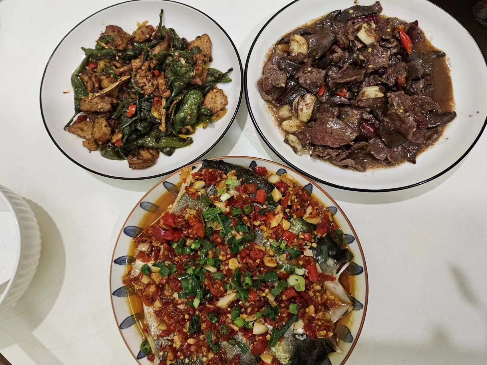 今日晚餐：樟树港辣椒炒肉，牛肝菌炒牛肉，剁椒鱼头