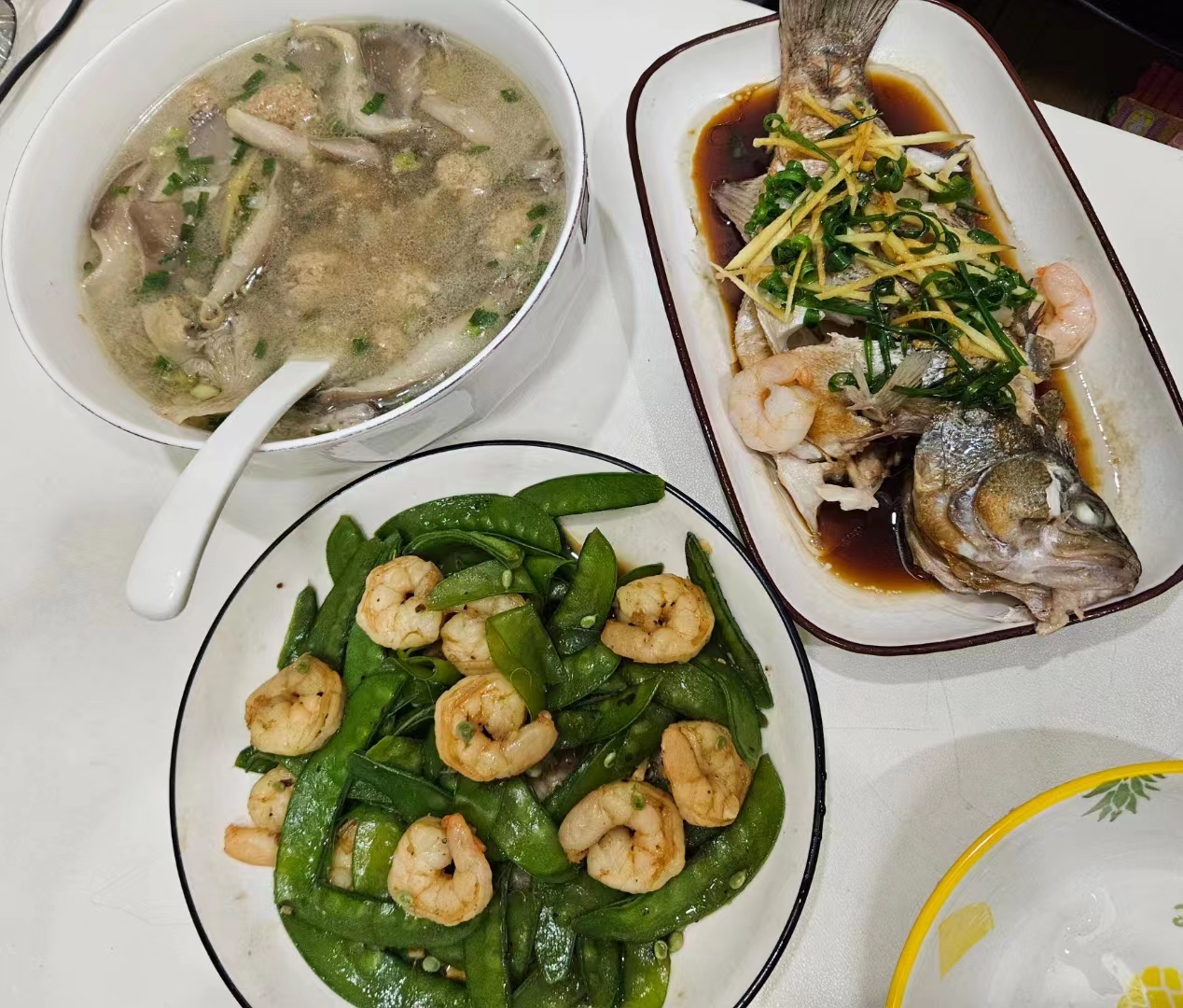 今日晚餐：清蒸鲈鱼，虾仁荷兰豆，平菇肉丸汤