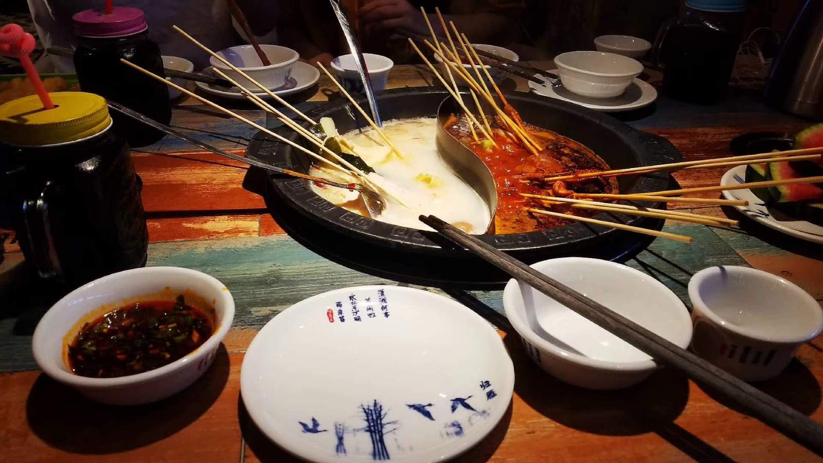 在广州边吃狗粮边吃串串火锅