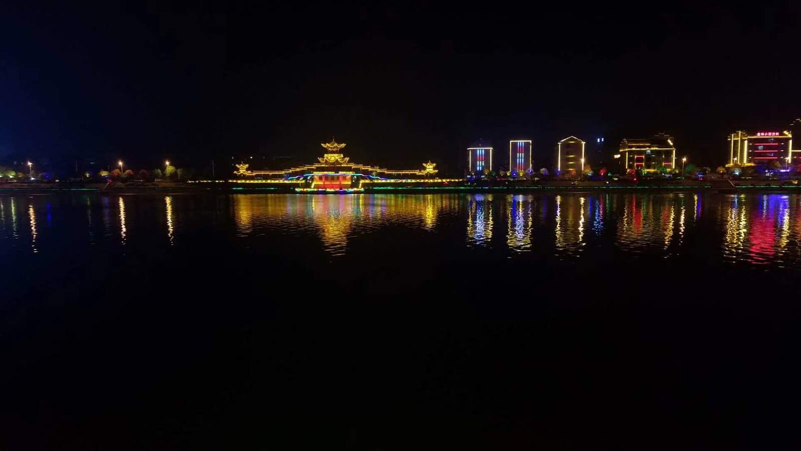 笑到模糊的老妈