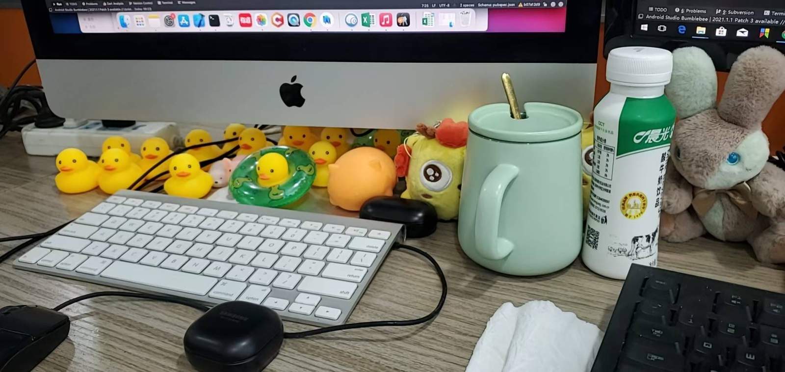 工位上越来越多的小黄鸭