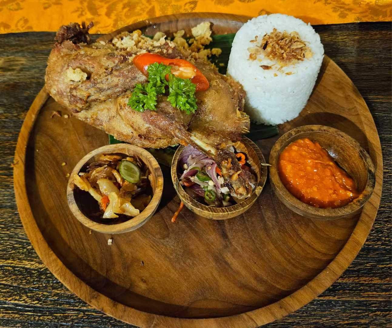 印尼特色菜脏鸭饭确实好吃，但一顿饭吃了我11万多，这钱是真不值钱啊。