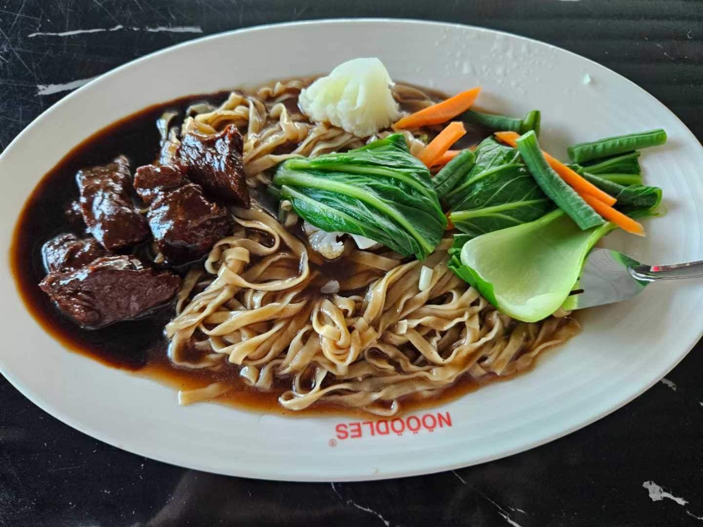 亚庇机场40一份的台湾牛肉干捞面，酱汁太甜了