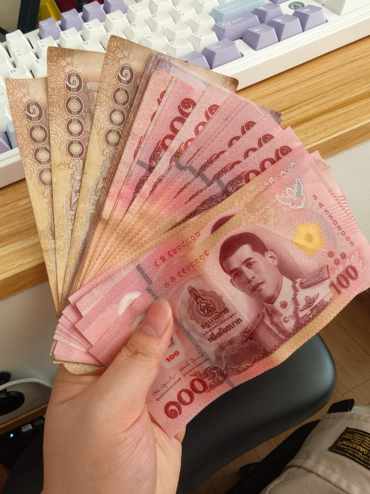 换了2000RMB的泰铢